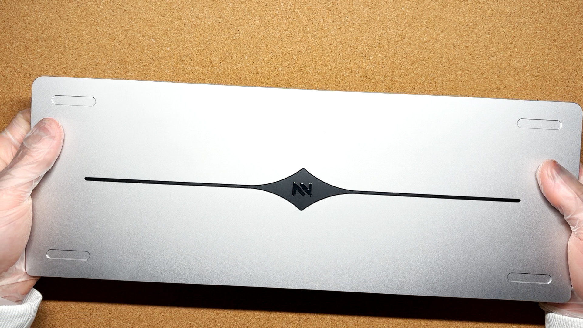 中框与底壳合体