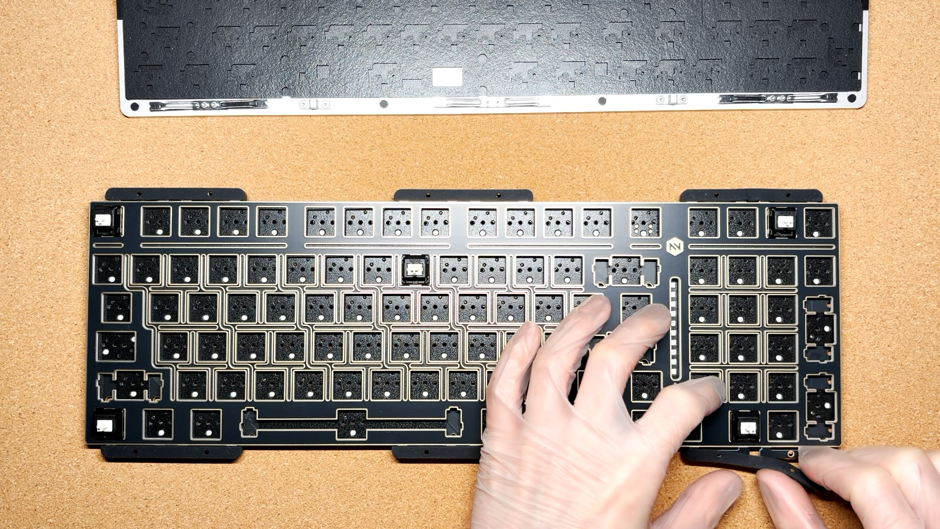 安装弹片硅胶套